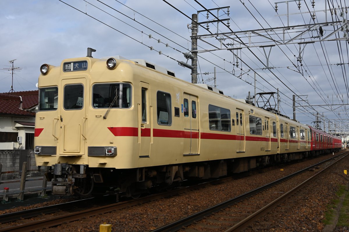 Mizunya333's tweet photo. 何も準備をしていない中、名鉄らしいデコボコ編成が営業列車として通過していきました。リバイバル初期貫通ドア+金魚鉢+鉄仮面。(2025.12.27 撮影・名古屋鉄道 犬山線 枇杷島分岐点~下小田井駅) #名鉄 #6000系 #6013F, #6021F. #6806F https://t.co/BiRTCSkhjy