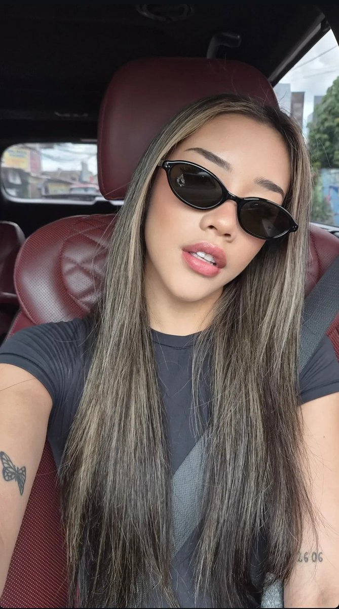 bailasource's tweet image. Baila and her mandatory car selfie.