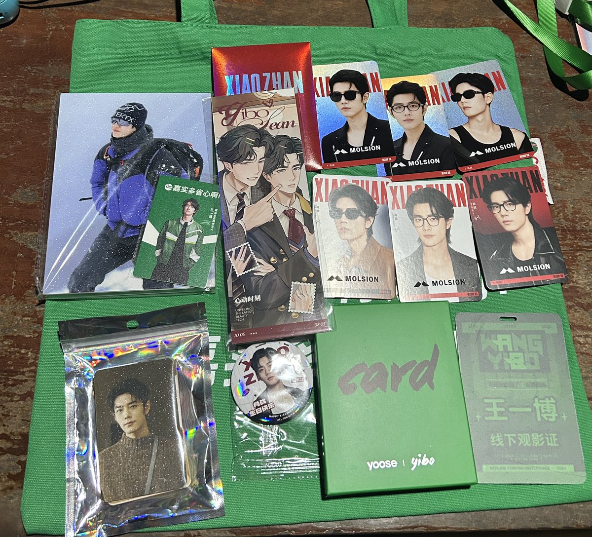 ymywx0810_002's tweet image. แจกของขวัญวันสิ้นปี 🎉

1 รางวัล 

• กระเป๋าน้ำมันเครื่อง 
• เซ็ตการ์ด molsion 
• เซ็ตการ์ดแฟนเมด 16 ใบ  
• ตั๋วแฟนอาร์ต 
• กรอบรูปเมดป๋อ  
• เซ็ตการ์ด + เคสการ์ด yoose   
• ป้ายห้อยคอแฟนเมด 
• เข็มกลัด 

🎁 กติกา : RT นี้ 

ขอสงวนสิทธิ์ให้เฉพาะฟลว.นะคะ