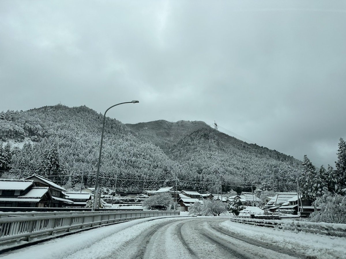 osushing's tweet image. 国道421の雪が凄かった(急な積雪)なぁ。
スタックしていた車やガードレールにぶつかっていたのはFFの乗用車…みー太郎の車は生活四駆だけど、雪道は四駆が強いことを改めて感じたよ( ˙꒳​˙  )