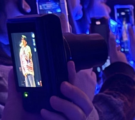 thinkingofkkyu's tweet image. Donghae calling out fans and then I have someone sitting next to me also with a camera 😅

#슈퍼주니어 #SUPERJUNIOR
#려욱 #RYEOWOOK 
#AGIT_CONCERT #SpecialRuckydraW