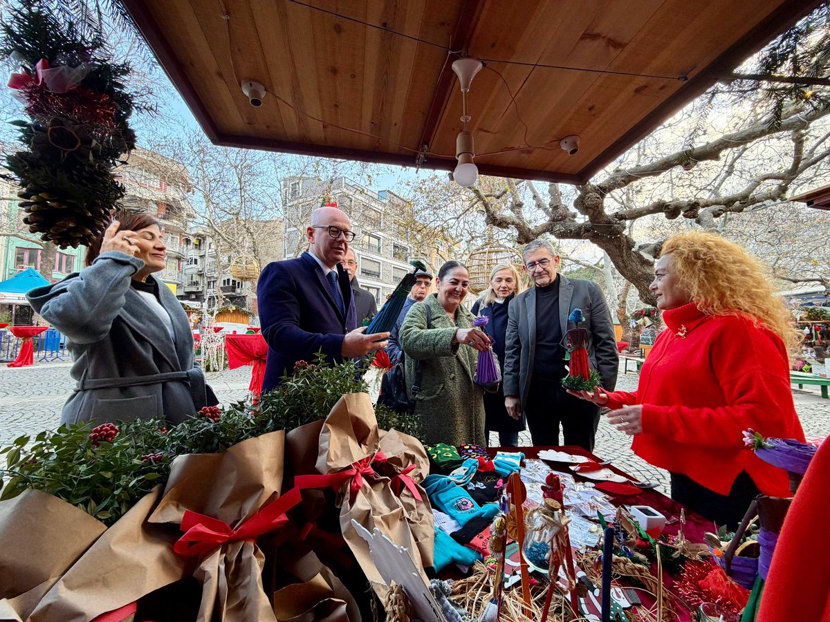 📌 Erdek’te kurulan Yılbaşı Pazarı’nı; İl Başkanımız Erden Köybaşı, Erdek Belediye Başkanımız Burhan Karışık, Erdek İlçe Başkanımız Hale Tuna ile birlikte gezdik. Esnafımızla sohbet ettik, hemşehrilerimizin yeni yıl coşkusuna ortak olduk.

Işıl ışıl stantları, müziği ve sıcacık