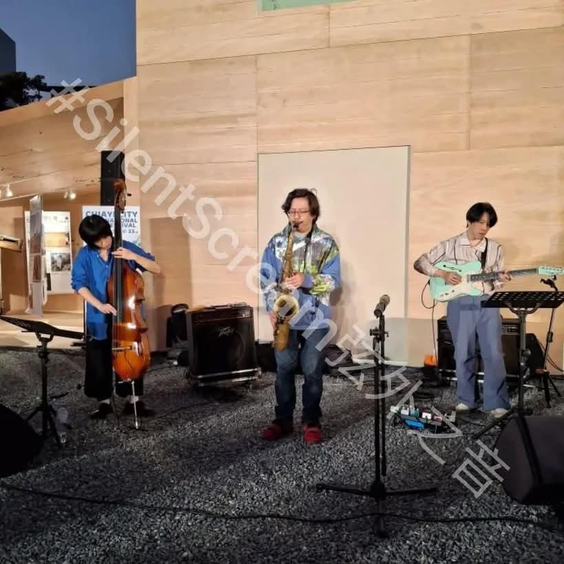 Bluesdan's tweet image. 另一個稍早前的傍晚五點，
嘉義市政府願景館的演奏。
--
謝明諺_薩克斯風
陳穎達_吉他
王群婷_低音提琴(Bass)