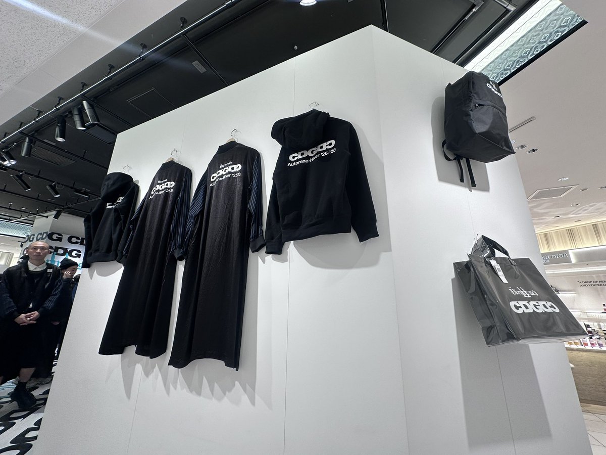 TAIYO413's tweet image. CDGDC 伊勢丹新宿覗いてきたー
今も買ってる人結構いた！

ジヨン関係のものが日本にあるだけでテンション上がるね🇯🇵🐉

#GDRAGON #CDG #CDGDC