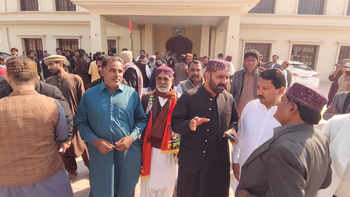 پاکستان پیپلز پارٹی تعلقہ پنوعاقل کا قافلہ گڑھی خدا بخش بھٹو مزار پر  شہید محترمہ بینظیر بھٹو صاحبہ کی اٹھارویں برسی میں شرکت کے لئے روانہ ہوگیا- 
<a href="/BBhuttoZardari/">Bilawal Bhutto Zardari</a> <a href="/AseefaBZ/">Aseefa B Zardari</a> <a href="/BakhtawarBZ/">Bakhtawar B-Zardari</a> <a href="/MediaCellPPP/">PPP</a> <a href="/PPP_Org/">Pakistan Peoples Party - PPP</a>