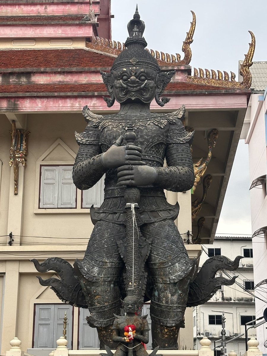 jenrob_jen's tweet image. ถ้าอยู่กรุงเทพแนะนำให้ไปไหว้ท้าวเวสสุวรรณ วัดสุทธารามครับ 

มันจะไม่ใช่แค่เรื่องของการได้งานใหม่แต่ว่าเป็นเรื่องของเพื่อนร่วมงานที่ค่อนข้างจะเป็นบรรยากาศที่ดีด้วย