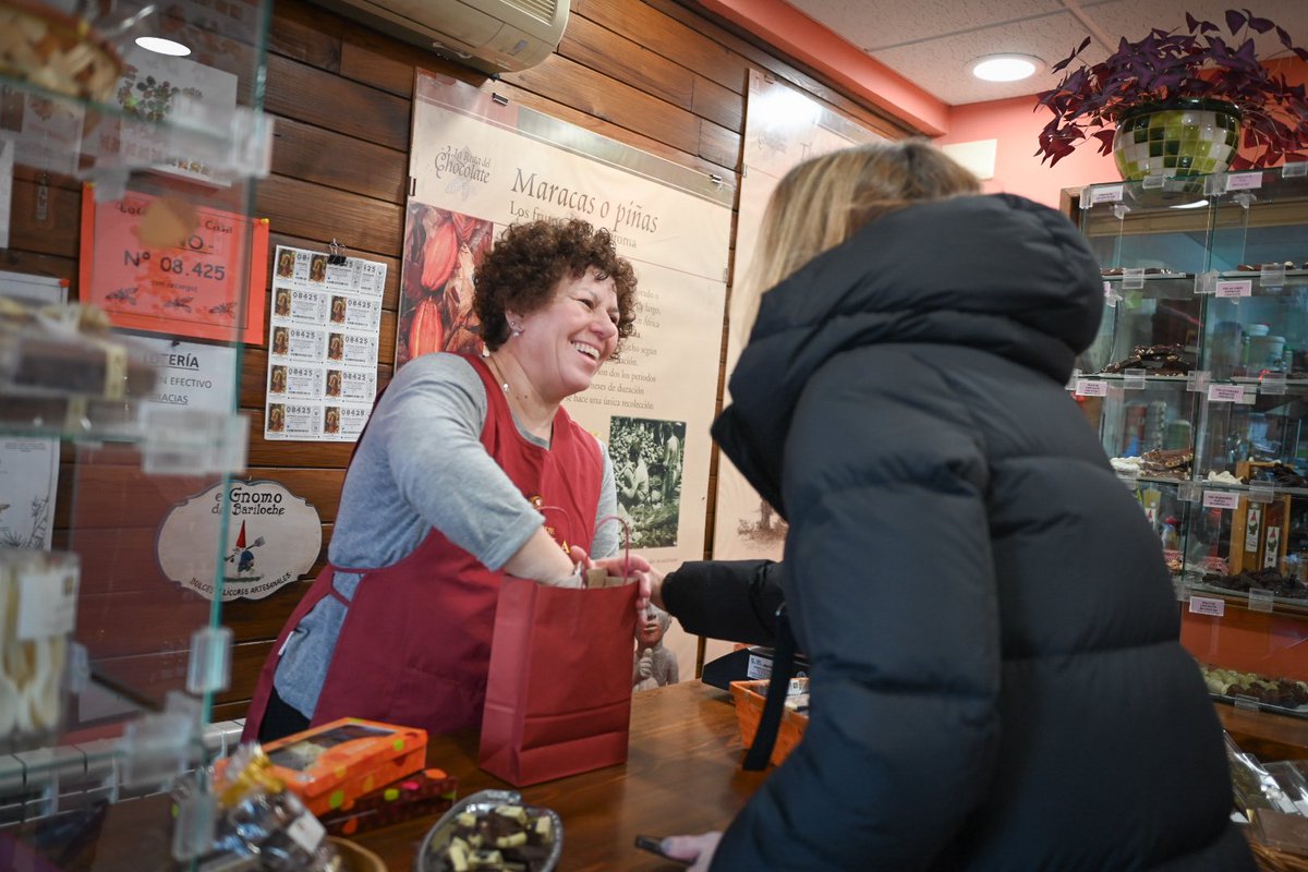 Pilar_Alegria's tweet photo. 🥰Seguimos en ruta. 

Y la primera parada ha sido en #ChocolatesDeLaAbuela en Hostal de Ipiés… ¡chocolate a la taza del de verdad!

Qué importante es apoyar a estos pequeños negocios familiares que ayudan a vertebrar y construir nuestra tierra. 

#PorAragón #Navidad #AlegríaXAragón