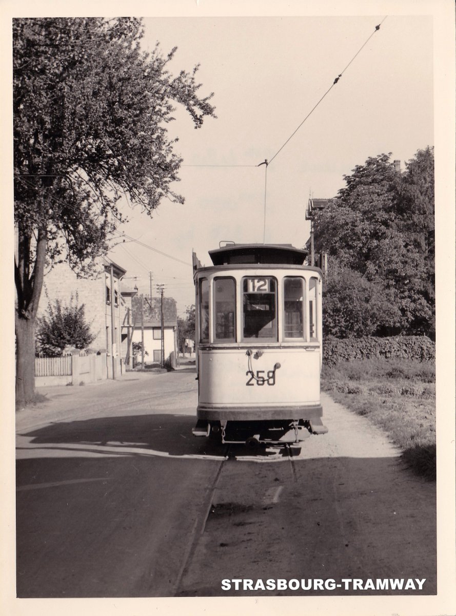 La remorque n° 259 est en attente d'un prochain service au terminus de la ligne 12 à Oberschaeffolsheim. En septembre 1954.