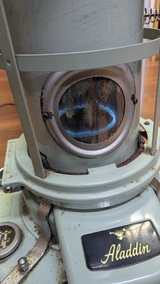 ジャンクで手に入れたアラジンストーブ。今日はOHして芯も新品にかえた