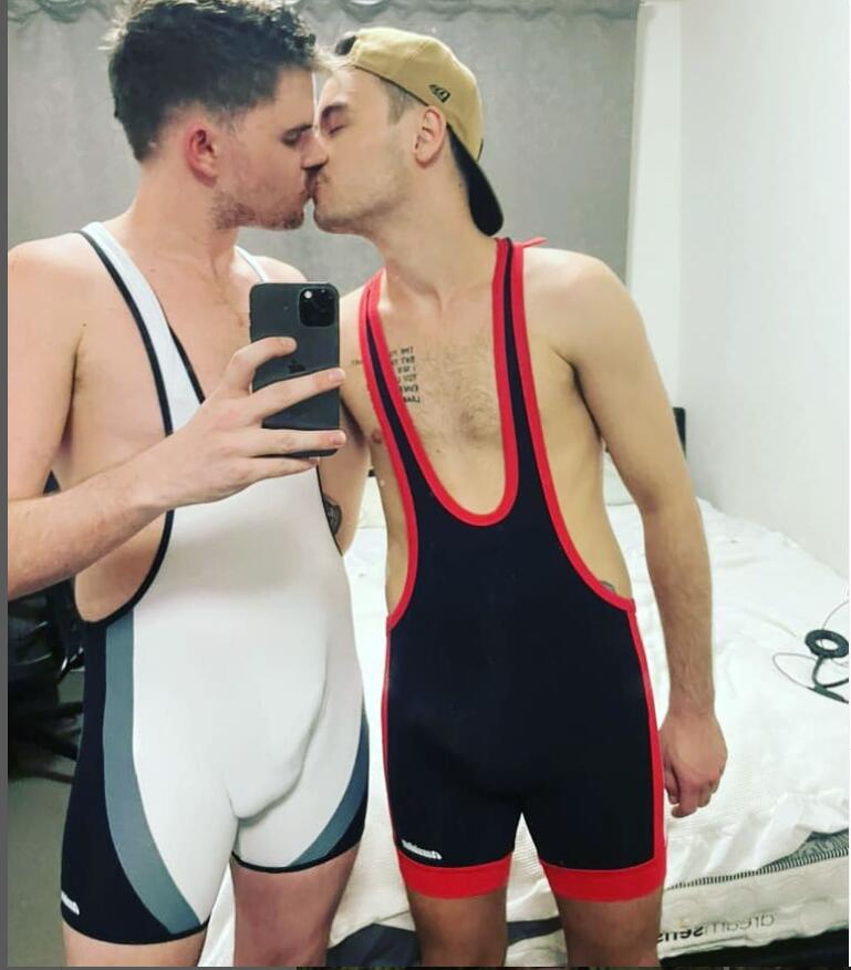 VapoVito's tweet photo. Cute singlet couple https://t.co/U5EhbRoteG