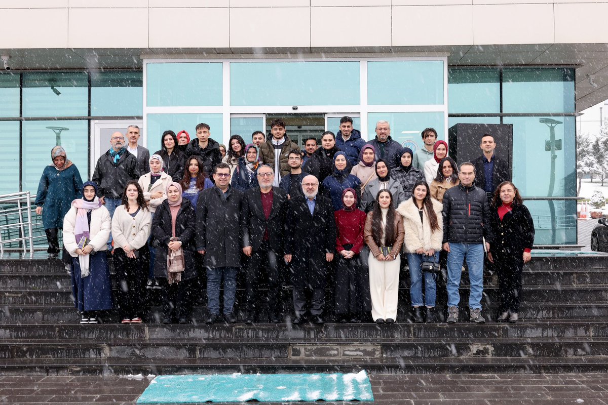 Bugün “Kütüphane Buluşmaları” kapsamında “OkuYorum Etkiliğimiz” için Üniversitemiz 15 Temmuz Merkez Yerleşkemizde bulunan Mehmet Akif Ersoy Merkez Kütüphanemizde “OkuYorum Kulübümüz”ün mensupları ve kitap okuma sevdalısı öğrencilerimiz ile bir araya geldik.🇹🇷

Her şey geleceğimiz