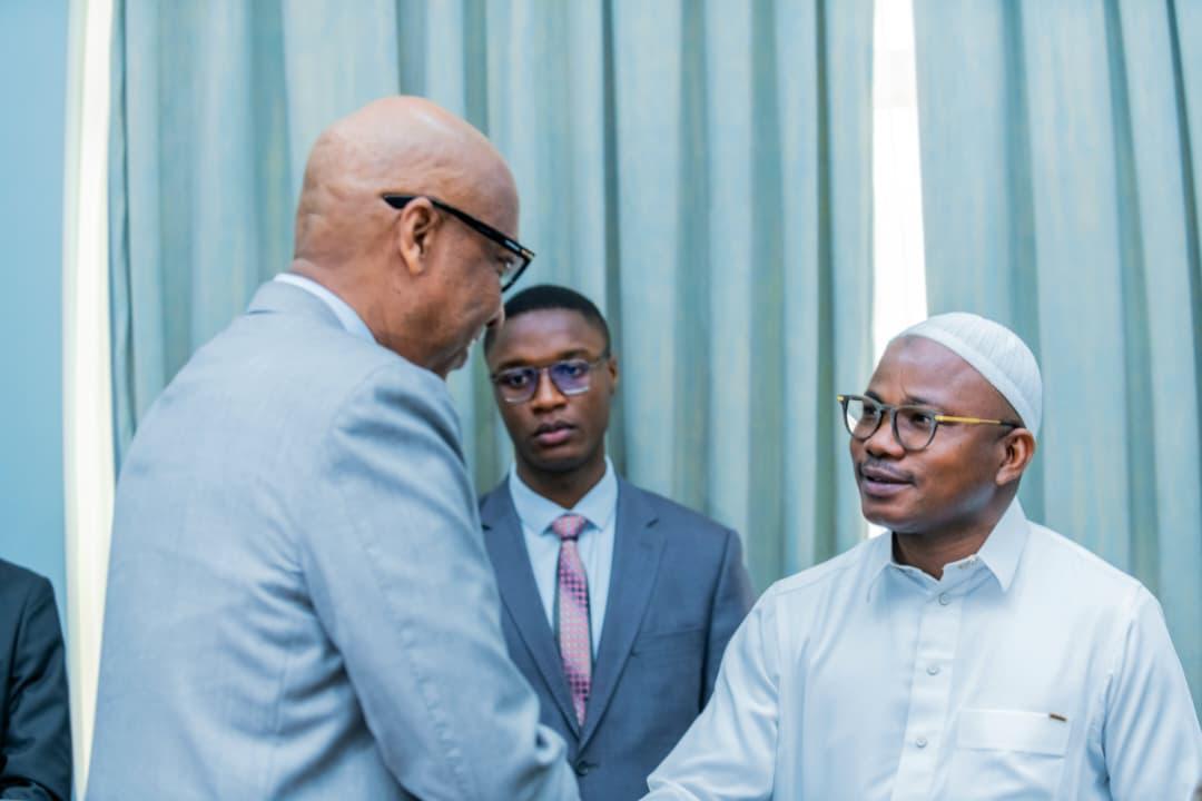 Dans le cadre de la Mission électorale de la #Francophonie qu’il conduit actuellement en #Guinée, l’Ambassadeur <a href="/NyaruhiriraD/">Amb. Désiré Nyaruhirira</a> a rencontré, le vendredi 26 décembre, le Dr Dansa Kourouma, Président du Conseil national de la Transition.

Les deux personnalités ont échangé sur le