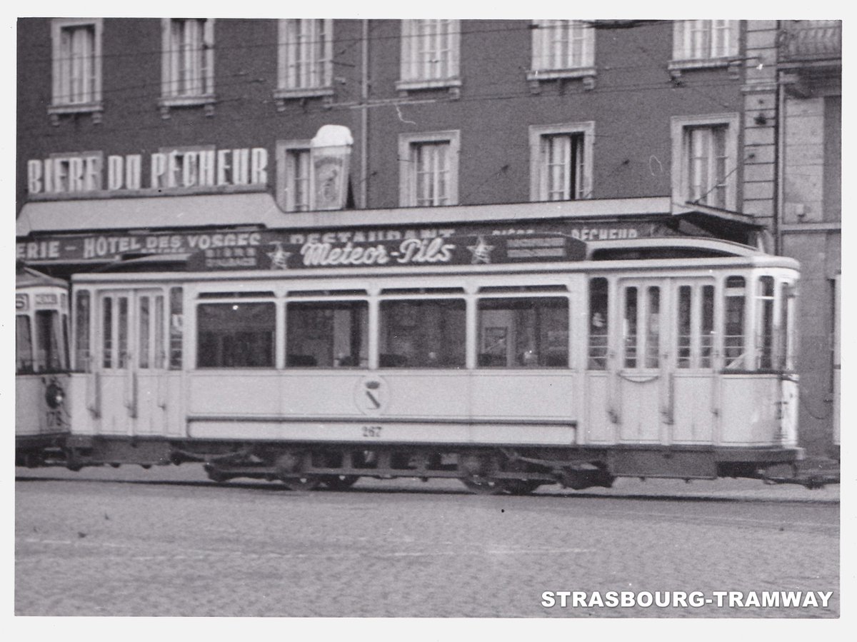 La remorque n° 267, attelée à la motrice n° 176 et à une autre remorque, circulent sur la ligne 6 vers la Meinau, cette rame vient de quitter son terminus de la Gare Centrale. En septembre 1951.
