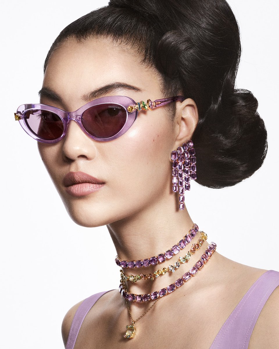 No busques la luz, llévala contigo. ✨

Estas piezas de @Swarovski no son solo #gafas, son el accesorio que define tu noche.
¿Lista para ser el centro de todas las miradas? 🥂

#Swarovski #PartyLook #GafasDeSol #LuxuryVibes
Para tu #fiesta eterna