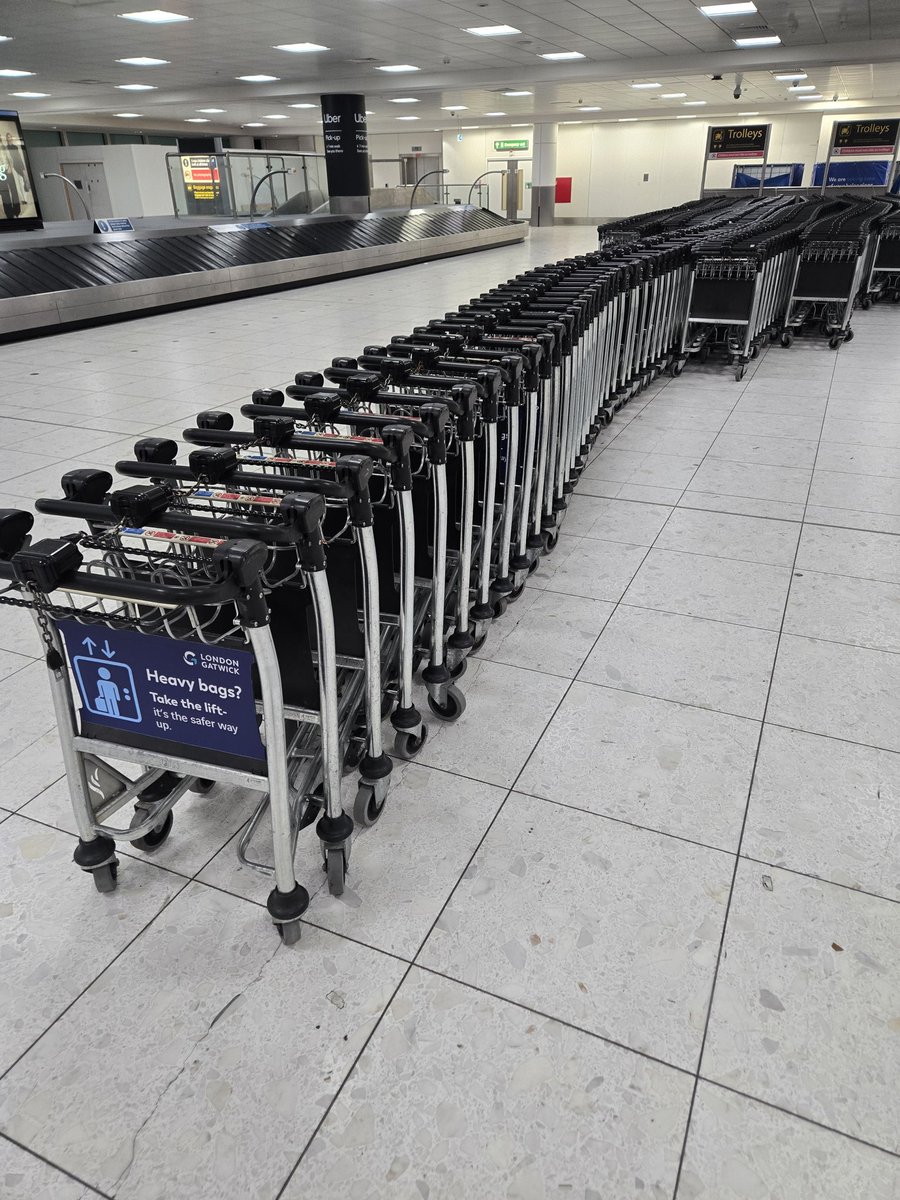 abdulfatahs17's tweet photo. @fkeyamo @mikeachimugu01 @FAAN_Official please provide baggage trolleys for passagers Nnammdi Azikiwe International Airport, Abuja. Its shameful see passagers struggling to move ther baggages  from the drop-off points to the departure hall. https://t.co/nThqojwdEC