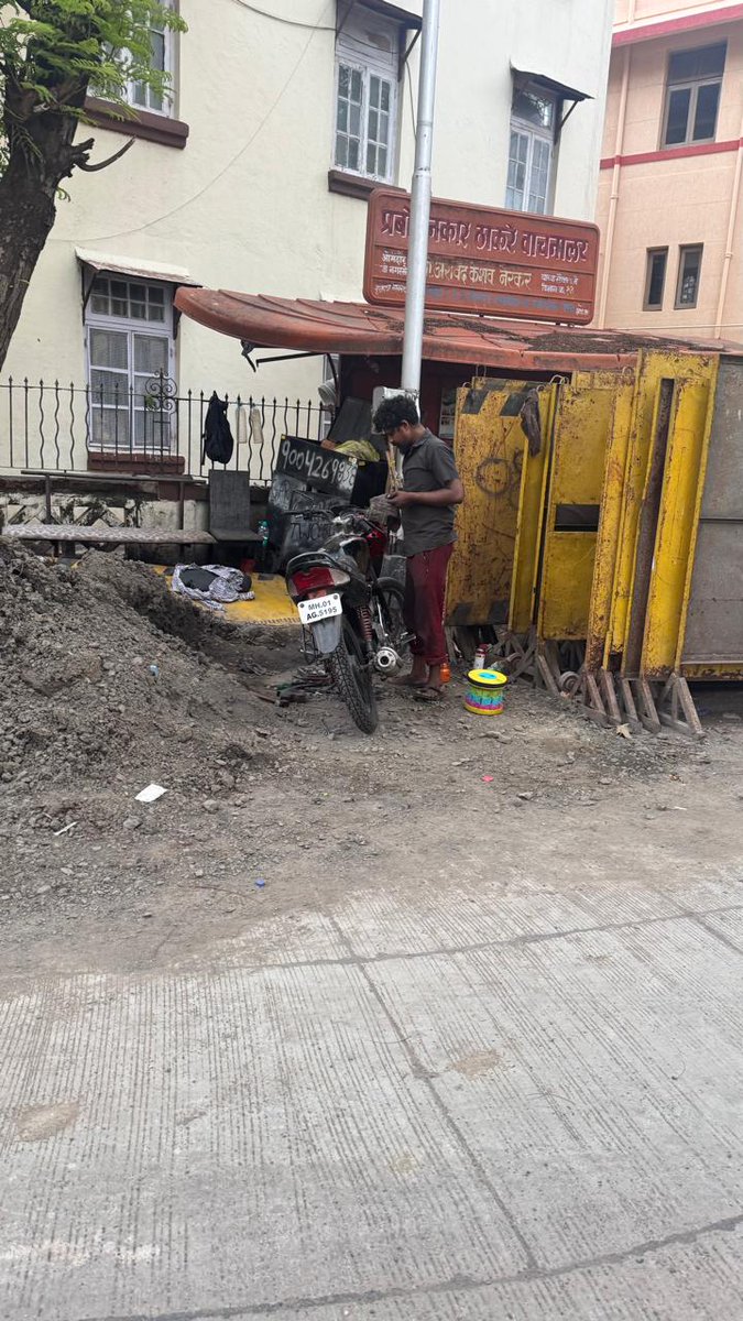Better4Gamdevi's tweet photo. Without licence they are running bike mechanic Beside Gamdevi Temple opp Sterling Tower Footpath is Encroach  no space to walk for residence of Gamdevi 
@mybmc 
@mybmcWardD
@GamdeviPS
@MPLodha https://t.co/YJALivaR5c