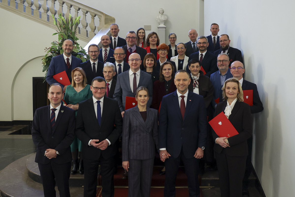 AgataLupomeska's tweet image. That’s why 🇵🇱 President KAROL NAWROCKI appointed a PRESIDENTIAL COUNCIL FOR FAMILY AND DEMOGRAPHY to address the demographic crisis and strengthen the institution of the family in Poland.

And I am delighted that President @NawrockiKn has appointed me to the Presidential Council…