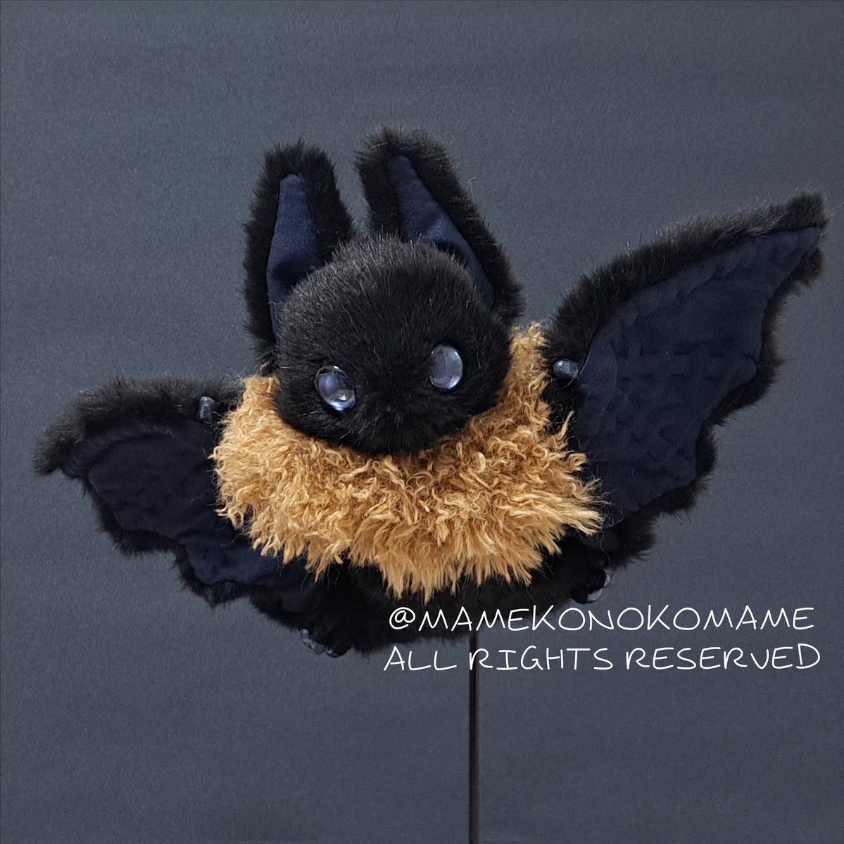 年始のキロプテル雑貨店様での企画に参加する仔です！
キロプテルとはフランス語でこうもりの事🦇
そこで #まめこの仔 からはこうもりちゃんが参加します✨

🦇企画　｢幻のあしあと｣
🦇期間　2026/1/7～18
🦇場所　キロプテル雑貨店（大阪市北区中崎西1-9-15 オアシスナカザキ201）