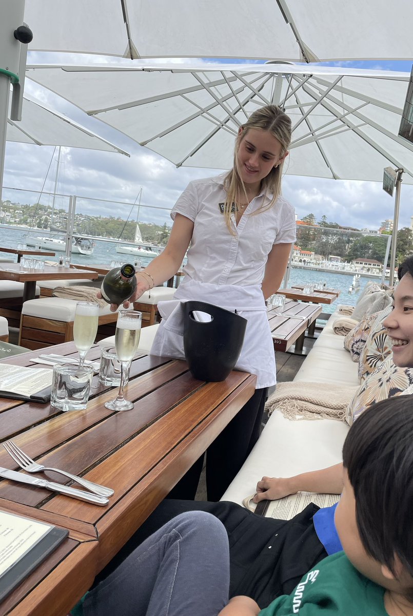 オペラハウスの館内ツアー後船で移動。昼食は船着き場の近くの有名レストラン、その後マンリービーチへ、帰りにアイスクリームを食べて、観光の1日でした。