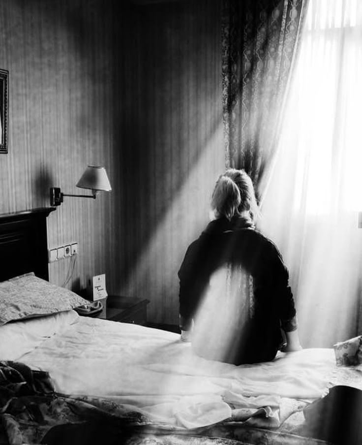 Hile yapan, yalan söyleyen, ama görünüşte saygınmış gibi davranan adam. O aslında kendisinin namussuz olduğunu biliyor, ama başkaları onu namuslu sandığı için, çevreden bir saygı topluyor, oradan kendine elden düşme bir öz saygı çıkarıyor.

- Ayn Rand / Hayatın Kaynağı