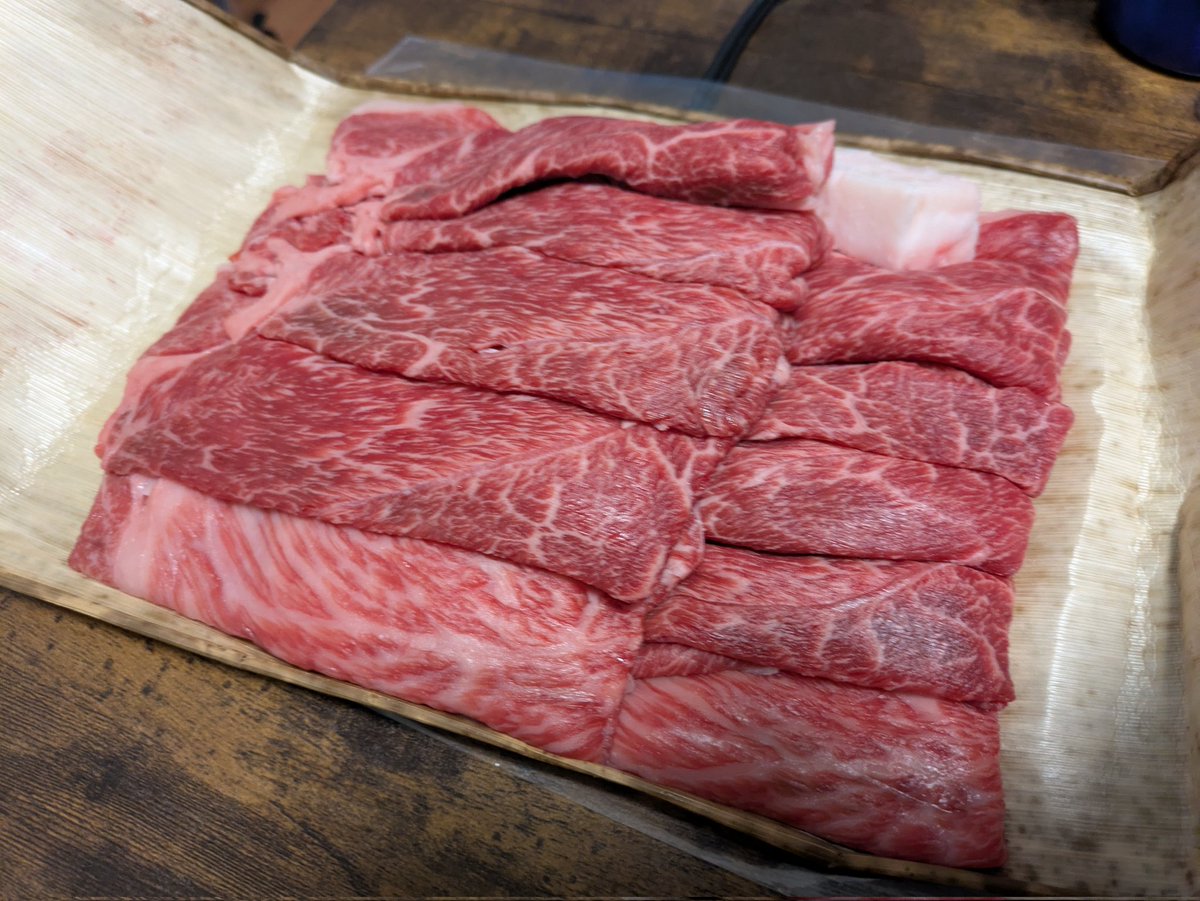 hachiii2525's tweet photo. 某会員特典でもらった近江牛ですき焼き食べた
初めての近江牛うますぎたわ https://t.co/oicc6oGpSX