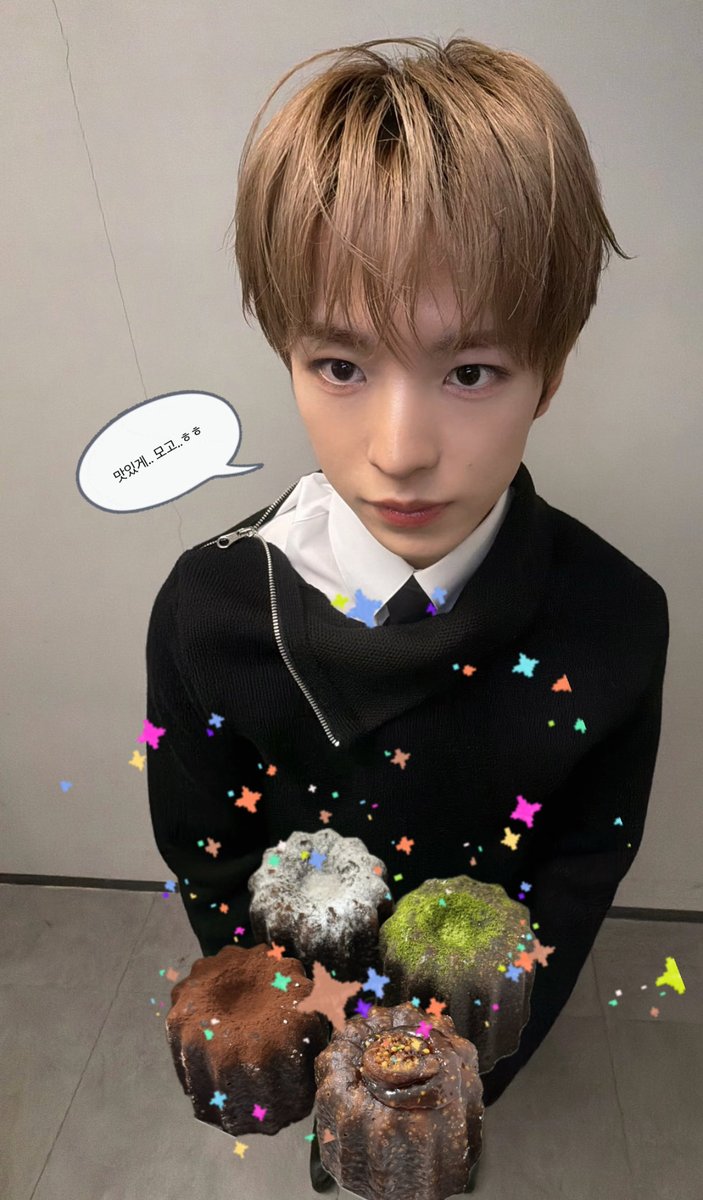 fory0ufrom's tweet photo. 위시 오빠들이 까눌레 줬어여 🤭~ https://t.co/y5FaKWdpYf