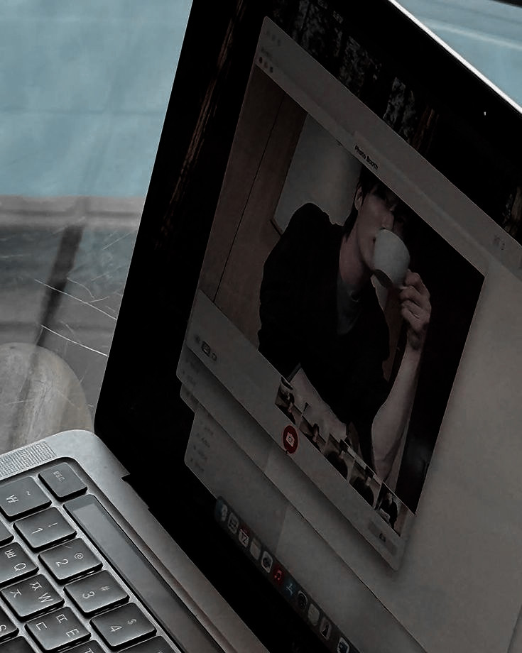 couturefolio's tweet image. Working at this hour on our family's investment stocks while spending the holidays in Hong Kong with my fiancée. Beyond modeling, we're building something lasting—investing in restaurants, cafés, and hotels both here in Hong Kong and back home in the Philippines.