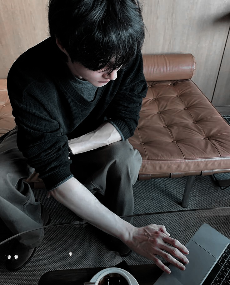 couturefolio's tweet image. Working at this hour on our family's investment stocks while spending the holidays in Hong Kong with my fiancée. Beyond modeling, we're building something lasting—investing in restaurants, cafés, and hotels both here in Hong Kong and back home in the Philippines.