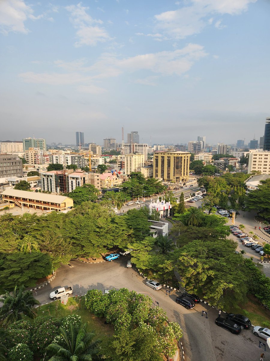 Osi_Suave's tweet image. Frame 1 -  Hotel in Lagos 
Frame 2 - Hotel in Abuja. 

If you have 400 dollars to spend on a hotel room and you end up with one that has gutter and uncompleted building views.  

That's on your poor decision-making