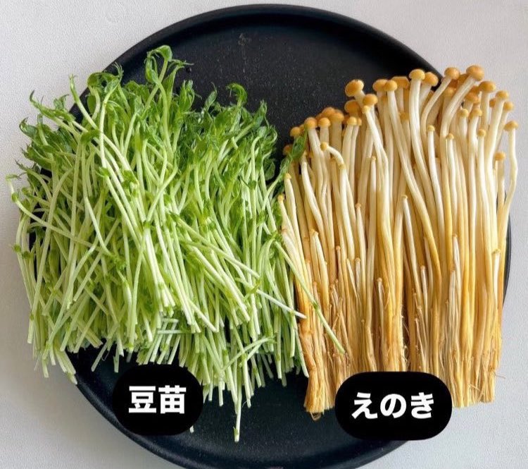 oimosan___0's tweet photo. まってこれ美味すぎて一生食えるwww
豆苗とえのきだけしか使わないから200円でレンジに突っ込むだけで5分で出来る。
これ1週間毎日食べてたら、もう-2kg痩せたw https://t.co/wG8LcTe57K