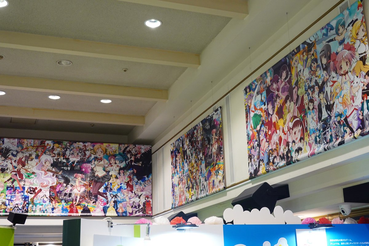 シャフトの歴史とクリエイティブをモチーフにした作品を、50周年展のお祝いに提供させていただきました！50周年、おめでとうございます……！！
*許可を得て写真を撮影しています

シャフト50周年展（東京・池袋）
Mixalive TOKYOにて
前期 2025.12.27-2026.1.6
後期 2026.1.8-2026.1.18