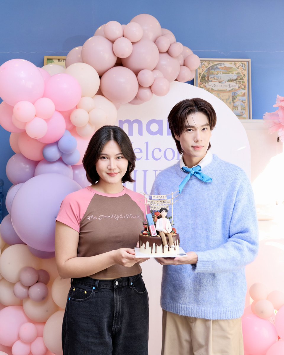 mamicosofficial's tweet photo. A warm welcome (part 2!😆) to our favorite Phuwin! 🎂✨ @phuwintang 

ขอต้อนรับคุณภูวินทร์ อีกครั้ง 🤗 แต่วันนี้ขอโพสต์รูปอบอุ่น หวานเจี๊ยบหน่อย 🫶

อดใจรอกิจกรรมสนุกๆในปีหน้าไม่ไหวแล้ววว แล้วพบกันนะทุกคน! 🥰

Can’t wait for everyone to see what we have in store. See you real soon next year! 💋

PHUWIN MAMI PRESENTER 🫶
#MamiBrand #MamiCosmetics  #MamixPhuwin #phuwintang
#winniethephu #BerryClubLipTint #GrinAndGlowMami