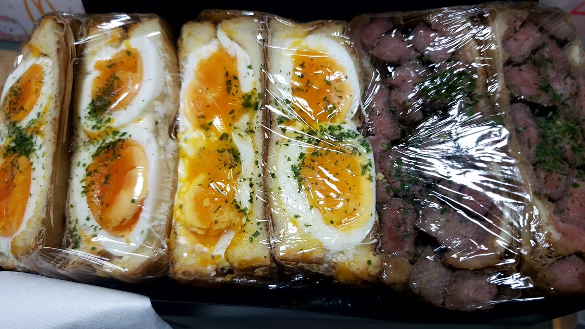 yoshi32410's tweet photo. ステーキ300gとタマゴサンド https://t.co/M024aQrpBu
