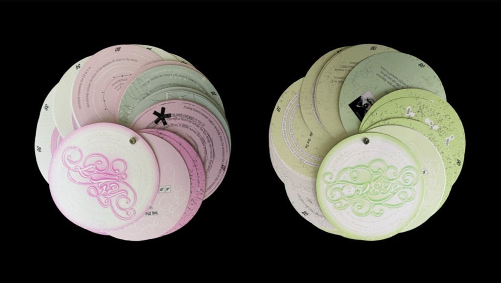 vsprsx's tweet image. 종강한 지 쫌 됐지만! 종강 기념 과제물 업로드해봅니닷..ㅎ
저는 LP 바이닐의 물성을 주제로 서체를 제작하고 견본집 포스터와 메인북을 제작해봤는데요! 실제 LP앨범 구성처럼 만들고 싶어서 책을 A/B side로 분권하고 아우터슬리브+가사집+포카 구성으로 진행했숭니다..