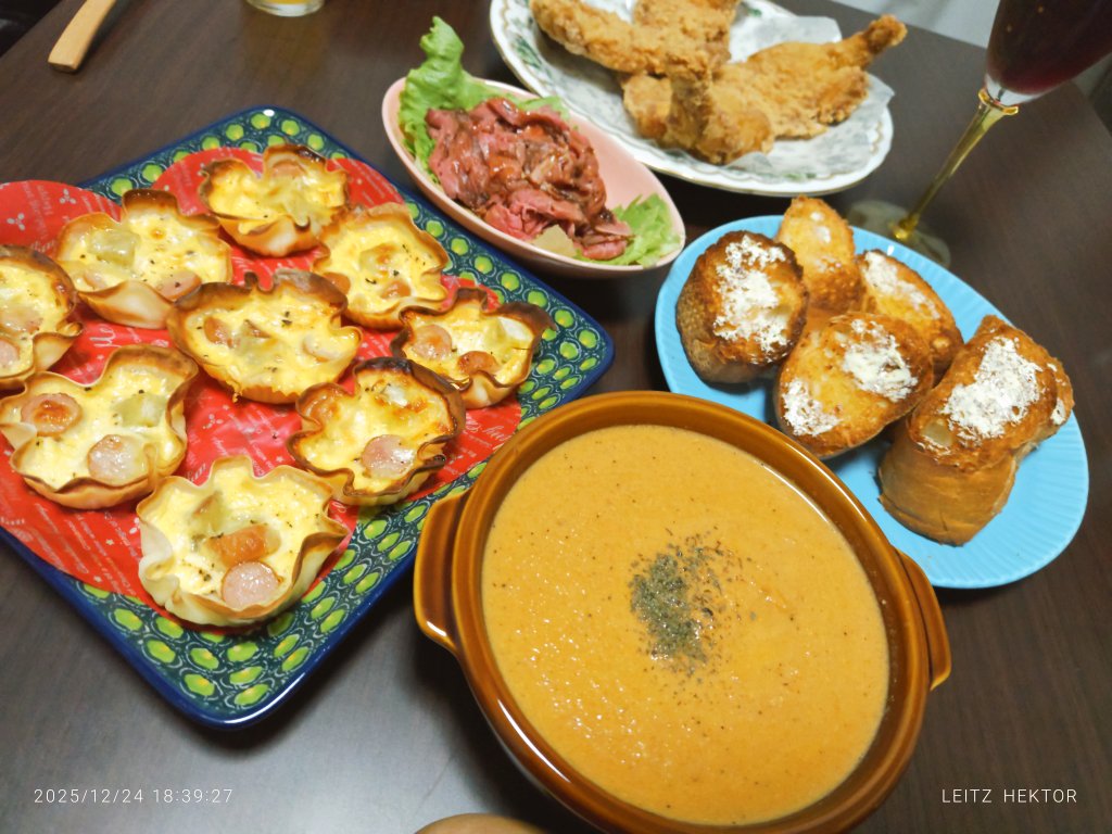 ブレンダーにて、離乳食作り。
10倍がゆ、人参、カボチャ、カブ…。
初めは面倒くさいなぁ〜と思ったりしたけど、作ってるうちにストックができるのが楽しくなってきた😂💗
ポイント貯めたりするの好きやからそういう感じなんかなぁ〜（笑）
クリスマス🎄は簡単キッシュと海老のビスクを頑張った😆💕