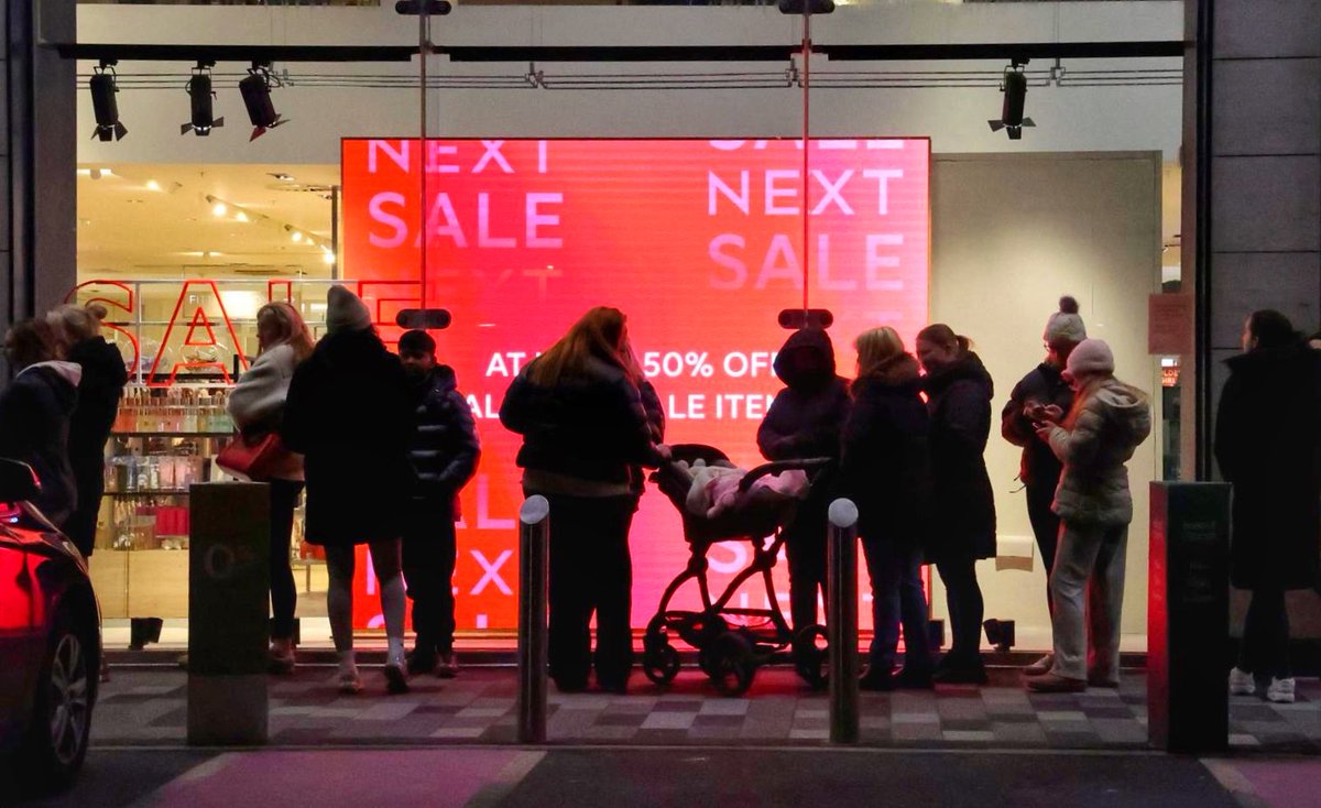 northnews's tweet image. Huge queues at 6AM this morning at the Silverlink Retail Park in North Tyneside for the Next Sale 27th Dec 2025. Pics by @RaoulDixonNNP #NextSale #Silverlink #Sales
