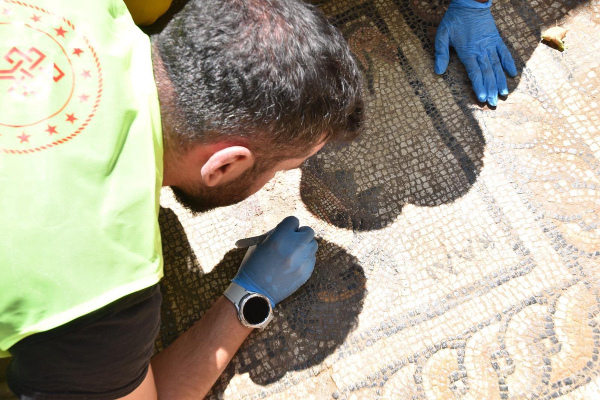 MehmetNuriErsoy's tweet photo. 2025’te kültür, sanat ve turizm alanında sadece çalışmadık, iz bıraktik. 1 yıl böyle geçti…

🏛️ Kültür Varlıkları ve Müzeler Genel Müdürlüğü @kvmgm

2025’te müzelerimiz ve örenyerlerimizde ziyaretçi deneyimini güçlendiren, kültürel mirası görünür kılan adımlar attık.

🏺 Geleceğe Miras Projesi kapsamında, arkeolojinin altın çağını yansıtan eserleri ilk kez kamuoyuyla buluşturduk; yüzlerce eser sergiyle ziyaretçilerin karşısına çıktı.

2025’te Kazılardan Öne Çıkan En Dikkat Çekici 🔟  Buluntu

🗿 Amastris (Bartın): Yunan mitolojisinin ender örneklerinden, gülümseyen Medusa figürü gün yüzüne çıkarıldı.
🏺 Tavşanlı Höyük (Kütahya): 4.500 yıllık Tunç Çağı idolleri Batı Anadolu’nun erken yerleşim tarihine ışık tuttu.
🔥 Efes (İzmir): Üzerinde Mısır tanrısı Serapis kabartması bulunan pişmiş toprak tütsü kabı bulundu.
💍 Troya (Çanakkale): 4.500 yıllık altın halkalı broş ve nadir bir yeşim taşı keşfedildi.
🍞 Topraktepe / Eirenopolis (Karaman): Üzerinde yazıt ve Hz. İsa tasviri bulunan 1.300 yıllık ekmek, erken Hristiyanlık dönemine dair benzersiz bir buluntu sundu.
🗿 Kibyra (Burdur): Roma İmparatoru Hadrianus’un 2,20 metrelik zırhlı mermer heykeli ortaya çıkarıldı.
⚓ Datça Batığı (Muğla): 17. yüzyıl Osmanlı batığında silahlar, Çin porselenleri ve günlük yaşam eşyaları bulundu.
💎 Amos (Muğla): Yeni Asur Dönemi’ne ait, tanrıça İştar betimli gümüş kolye keşfedildi.
🪨 Taş Tepeler (Şanlıurfa): Çanak Çömleksiz Neolitik Dönem’e ait insan yüzlü dikilitaşlar, heykeller ve ritüel bulgular elde edildi.
🏺 Kevenli Kalesi (Van): Urartu dönemine ait çivi yazılı 76 pithos (küp) gün yüzüne çıkarıldı.

Kültür, sanat ve turizmi güçlendiren adımlarla #TürkiyeYüzyılı’nı birlikte inşa ediyoruz. 🇹🇷