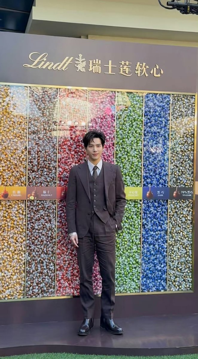 waybussth's tweet image. [27.12.2025] อันอันกัด🍫ดังกร็อบ ทุ่มเทมั๊กกับขนมแอนด์ของหวาน ... แต่ใดใดคือหล่อจังคับอันอัน 😘💙

#Lindt
#Lindt瑞士莲
#Wanganyu
#王安宇
#หวังอันอวี่