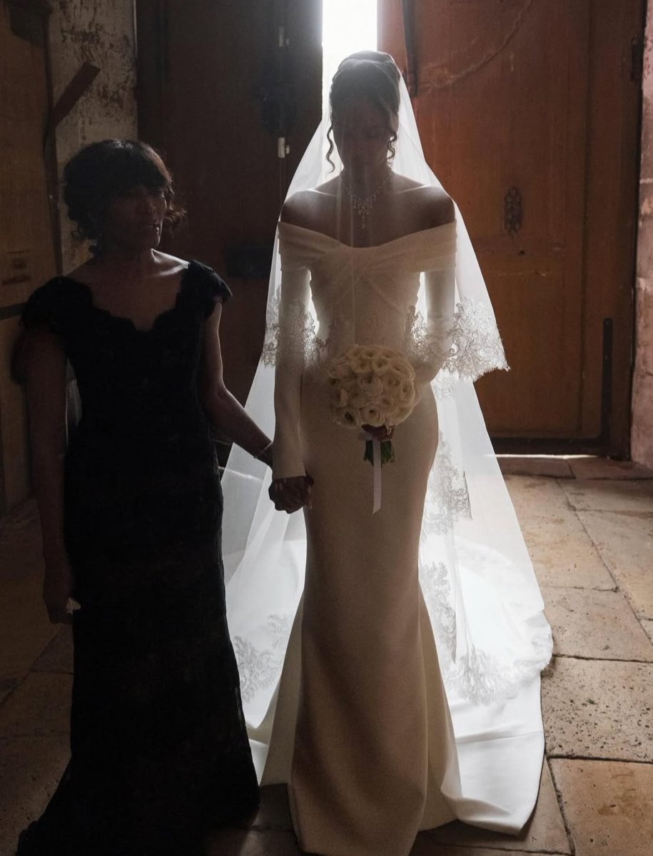 badestoutfit's tweet image. cindy bruna baruti’s wearing custom elie saab for her wedding