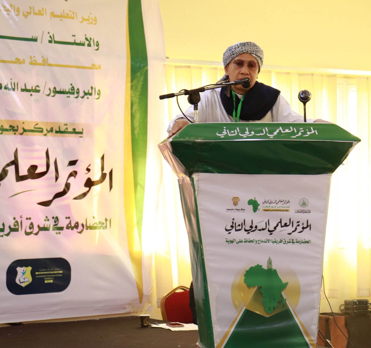 AhgaffOfficial's tweet photo. المؤتمر العلمي الدولي الثاني

(الحضارمة في شرق أفريقيا الاندماج والحفاظ على الهوية).

تدشين فعاليات المؤتمر

يحدث الان كلمة المتحدث الرابع : البروفيسور: يحيى  زين المعارف جمزوري - رئيس جامعة البهجة - اندونيسيا

لمتابعة فعاليات المؤتمر :

https://t.co/OGsAqWDTFS... https://t.co/FHQ85as99v