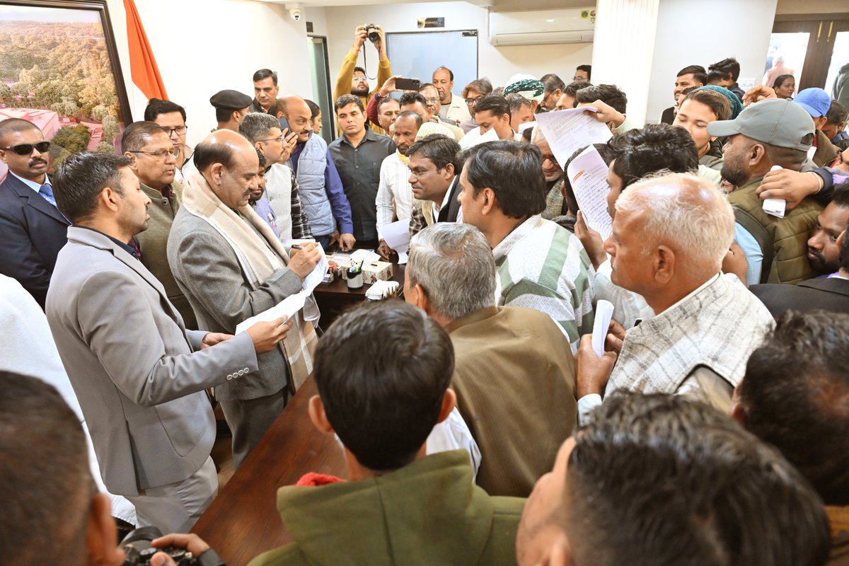 ombirlakota's tweet photo. कोटा स्थित कैंप कार्यालय में आज बड़ी संख्या में क्षेत्रवासियों से मुलाकात कर उनकी बातों को ध्यानपूर्वक सुना। प्राप्त समस्याओं और सुझावों के समाधान के लिए संबंधित अधिकारियों को त्वरित एवं प्रभावी कार्रवाई के निर्देश दिए।

#Kota https://t.co/MCoQxbzHWL