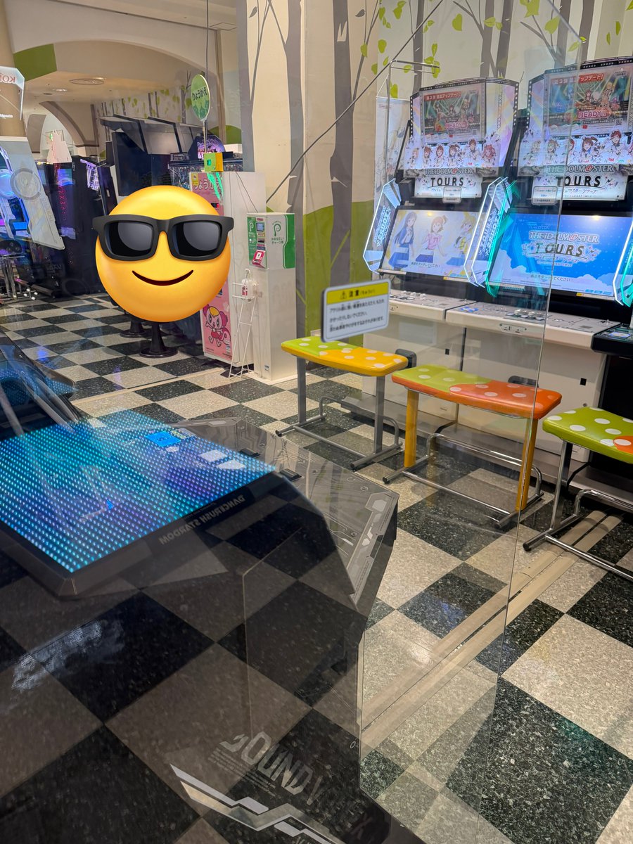 qni's tweet image. ボルテ待ち椅子ないやん‼️って思ったらナムコ様が用意して下さった鍵盤のついた待ち椅子あって神〜