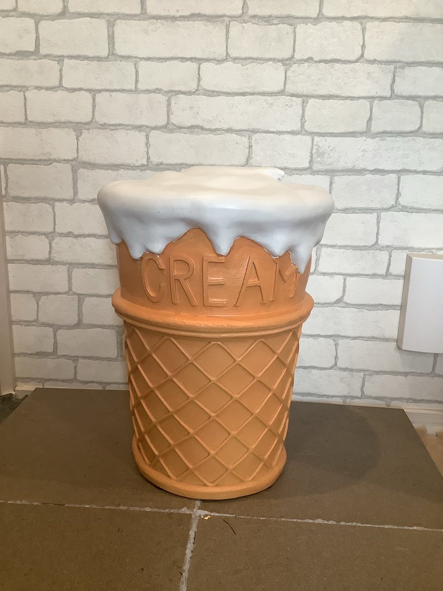 今年買って良かったのかいまだによく分からないもの😅
ソフトクリーム型スツール・・・🍦
可愛過ぎて一目惚れしたのですが、座ると3分でお尻が痛くなるというちゃめっ気❤️なんて可愛い奴❤️・・・・痛い。