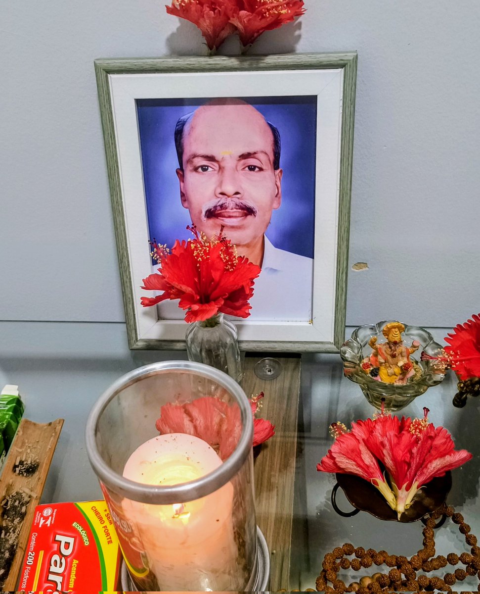 Brasilwale's tweet photo. இழந்தப் பின்னரே அருமை தெரிகிறது மனிதப் பிறவிகளுக்கு.

சென்னையிலிருந்து மயிலாடுதுறைக்கு பேருந்து ஏறி சில மணி நேரங்களில் அருகில் அமர்ந்திருந்தப் பயணிக்கு அடிக்கடி போன் வந்து கொண்டே இருந்தது 'அப்பா' என்று திரையில் வர அந்தப் போனை கட் செய்து கொண்டே இருந்தார்.

"ஏன் கட் பண்றீங்க அப்பா தானே பேசுறார் பேசலாமே" என்று சொன்னேன்.

"சும்மா எங்கிருக்க எங்கிருக்கன்னு கேட்பாருங்க" என பதில் சொன்னார்.
அவரிடம் சொல்ல வேண்டுமென்று ஒன்றே ஒன்று திரும்பத் திரும்ப தோன்றிக் கொண்டே இருந்தது.
"அப்பாவெல்லாம் பேசும் போதே பேசிடனும் பின்னால பேசாமல் விட்டுவிட்டோம்னு வருத்தப்பட்டு ஒரு பயனும் இல்லை" என சொல்ல நினைத்தேன்.
ஆனால் சொல்லவில்லை. காரணம் சிலவற்றின் அருமையை இழந்து தான் புரிந்துக் கொள்ள வேண்டி இருக்கும். சொன்னால் யாருக்கும் புரியாது.
சென்னையிலிருந்து ஒவ்வொரு முறை ஊருக்கு வரும் போதும் குறைந்தது ஐந்தாறு முறையாவது அப்பாவின் போனிலிருந்து அழைப்பு வந்து விடும்.
"பஸ் ஏறிட்டியா?"

" சாப்டியா?"

"மேல்மருவத்தூர் தாண்டிட்டியா?"
"சிதம்பரம் வந்துட்டியா?"
என ஏதாவது ஒன்றைக் கேட்டு அழைத்துக் கொண்டே இருப்பார்.
"சரிப்பா..வந்துடறேன்ப்பா" என்ற பதிலை ஒவ்வொரு அழைப்பிலும் சொல்லிக் கொண்டிருப்பேன்.
இரவுப் பயணம் செய்தால் பேருந்து விடியற்காலையில் நான்கு மணிக்கு ஊரை நெருங்கும். அந்நேரத்தில் யாரையும் தொந்தரவு செய்ய வேண்டாம் என்று நினைப்பேன். அதனாலேயே மயிலாடுதுறை வரைக்கும் சென்று டீ குடித்து விட்டு விடிந்ததும் ஊருக்கு பஸ் ஏறுவேன்.

ஆனால் மிகச்சரியாக வைத்தீஸ்வரன் கோயிலைத் தாண்டியதுமே அப்பாவிடம் இருந்து அழைப்பு வரும்.
"எறங்கப் போறியா தம்பிய வரச் சொல்லட்டுமா?" என்று அரைத்தூக்கத்தில் தம்பியை எழுப்பி வண்டியைக் கொடுத்தனுப்புவார்.
எனக்கு ஆச்சரியமாக இருக்கும். நான் பேருந்து ஏறியதுமே அவரும் மனதளவில் என்னோடு பயணம் செய்து கொண்டிருந்தாரோ என்று தோன்றும்.
பகல் நேரப் பயணம் என்றால் இரவு எத்தனை மணியானாலும் நான் வீட்டிற்கு வரும் வரை விழித்திருப்பார்.
பேக்கை கழற்றி வைக்கும் போது துவைத்த லுங்கியைக் கையில் தருவார்.
"சாப்ட்டு படு" என்ற ஒரு ஒற்றை வார்த்தையை சொல்லி விட்டுத் தான் படுக்கச் செல்வார்.
மறுநாள் காலை எழுந்து தான் எல்லாவற்றையும் விசாரிப்பார்.
ஆனால் வீட்டிற்கு வந்து அரை நாளிலேயே எங்களுக்குள் ஏதோ ஒரு வாக்குவாதம் தொடங்கி விடும்.
"வரணும் வரணும்னு கூப்பிட்டது இப்படி சண்டை போடுறதுக்குத் தானா?" என்று கேட்பேன்.
"நான் எது சொன்னாலும் நீ மறுத்துப் பேசறியே" என்பார் அப்பா.

அடுத்த சில நிமிடங்களில் எதையாவது பற்றி நானே பேச்சுக் கொடுப்பேன்.
அல்லது அவரே ஏதாவது பேசுவார்.
எந்த சண்டையையும் இருவருமே நீடிக்க விட்டதே கிடையாது.
வாக்குவாதங்கள், சண்டைகள் வெறும் நீர்க்குமிழிகளாகவே எங்களுக்குள் இருந்திருக்கின்றன.
இந்த முறை மயிலாடுதுறையை நெருங்க நெருங்க அப்பாவிடமிருந்து அழைப்பு வருகிறதா என அனிச்சையாக போனை எடுத்துப் பார்த்துக் கொண்டேன். என்னையறியாமல் அப்பா என டயலில் டைப் செய்து பின் டெலிட் செய்தேன்.
வீட்டு வாசலில் நின்று "வாப்பா நல்லாருக்கியா?" என்று கேட்கும் அப்பாவின் குரலைக் கேட்க முடியவில்லை.
பூச்சரம் போடப்பட்ட அப்பாவின் போட்டோவை பார்த்துக் கொண்டு வீட்டிற்குள் வருவது சொல்ல முடியாத பெருந்துயரம்.
மகன், பெண் பிள்ளைகள் அனைவர்க்கும் இந்தப் பதிவு படித்து உணருங்கள்.....
அப்பாவைத் தவற விடாதீர்கள்...
உங்களுக்கும் இந்த நிலை வரும் என்பதை மறக்க வேண்டாம்.*
Miss u Appa 😭🌹🙏