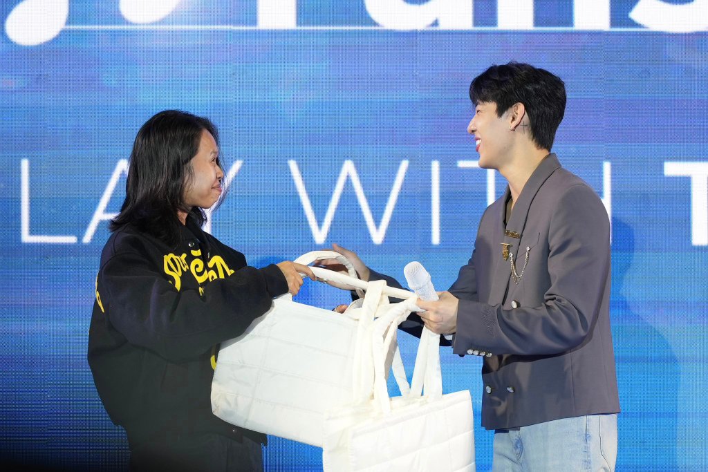 ชอบตอนนี้มาก 
น้องคือถามเก่งมาก
เราก็หูอื้ออยู่ไง ตื่นเต้นนะคะ 
ไม่ใช่ว่าจะไม่รู้สึกอะไร 
จะล่าแบ้กับตัวเองมาก

ขอบคุณภาพจากคุณนุ้ยคราบ น่ารักมาก 
เก็บภาพให้ด้วย ถ่ายภาพสวยด้วย

HAIER BAMBAM FANS FESTIVAL 2025
#HaierxBamBamFansFestival