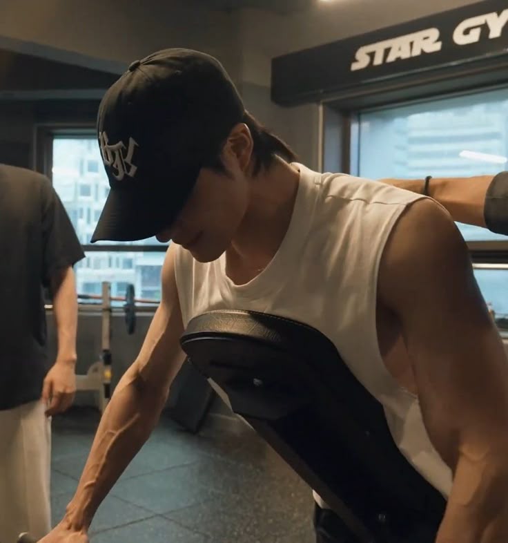 Maskuglin's tweet image. Lagi nge gym malah sange, bantu kocokin atau sepongin dong.