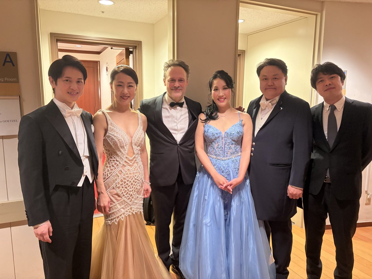 Photos of today’s concert 📸
12/27(土) サントリーホール
#都響 スペシャル「第九✨

指揮／サッシャ・ゲッツェル
ソプラノ／森谷真理
メゾソプラノ／小林由佳
テノール／チャールズ・キム
バリトン／加耒 徹
合唱／新国立劇場合唱団

#ベートーヴェン ：交響曲第9番 ニ短調 op.125《合唱付》