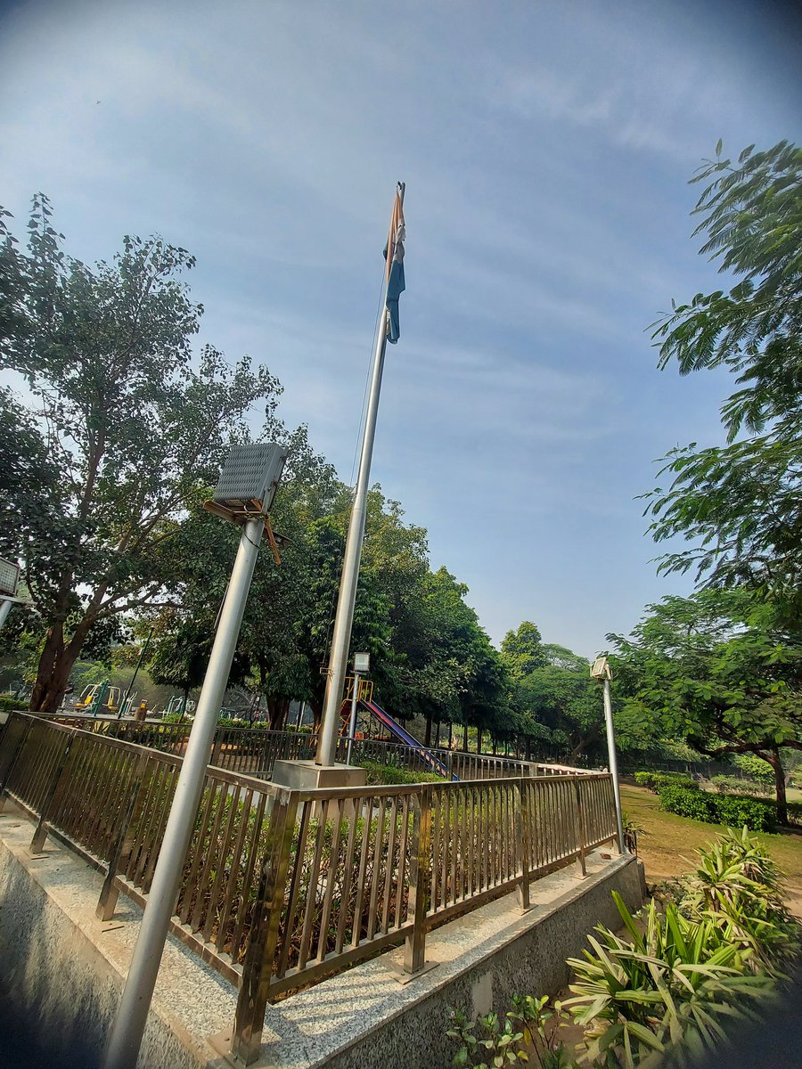 mohitad's tweet photo. The national flag at Gulmohar Park, Hauz Khas, New Delhi, is torn. Requesting the authorities to take note. @SatyendarJain @MCD_Delhi @official_dda https://t.co/kSsnxAqt8v
