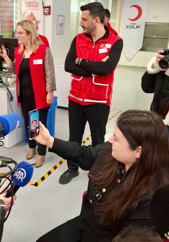 Telefonun diğer ucunda, Gaziantep’te bir zabıt katibi… Sade, mütevazı, ama yüreği kocaman bir genç kadın Büşra.

Bu yılın 3 milyonuncu ünite kan bağışını yapan Gaziantep Adliyesi zabıt katibi kıymetli Büşra Tokgöz kardeşimizi arayarak tebriklerimi ilettim.
Sesindeki mütevazılık,