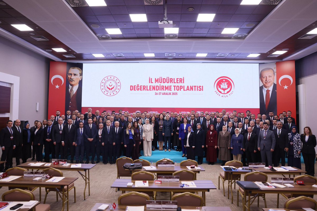 MahinurOzdemir's tweet photo. 81 il müdürümüzün katılımıyla, #AileYılı kapsamında yürüttüğümüz çalışmaları değerlendirdiğimiz ve önümüzdeki döneme ilişkin hedeflerimizi paylaştığımız İl Müdürleri Toplantımızı gerçekleştirdik.

Sahada etkin, hizmeti yerinde takip eden ve çözüm odaklı yönetim anlayışımızı daha da güçlendirerek uygulamalarımızı ülkemizin dört bir yanına yaymaya devam edeceğiz.

Çalışma arkadaşlarımıza emekleri için teşekkür ediyor, toplantımızın ülkemize ve milletimize hayırlı olmasını diliyorum.